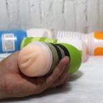 Cốc Qing silicone mềm cho nam, dụng cụ hỗ trợ thủ dâm có tay cầm nhựa, vỏ xanh ruột màu da người, kích thước 18x8cm, phù hợp khách hàng trưởng thành muốn tìm đồ chơi người lớn cầm tay không sử dụng động cơ rung