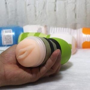 Cốc Qing silicone mềm cho nam, dụng cụ hỗ trợ thủ dâm có tay cầm nhựa, vỏ xanh ruột màu da người, kích thước 18x8cm, phù hợp khách hàng trưởng thành muốn tìm đồ chơi người lớn cầm tay không sử dụng động cơ rung